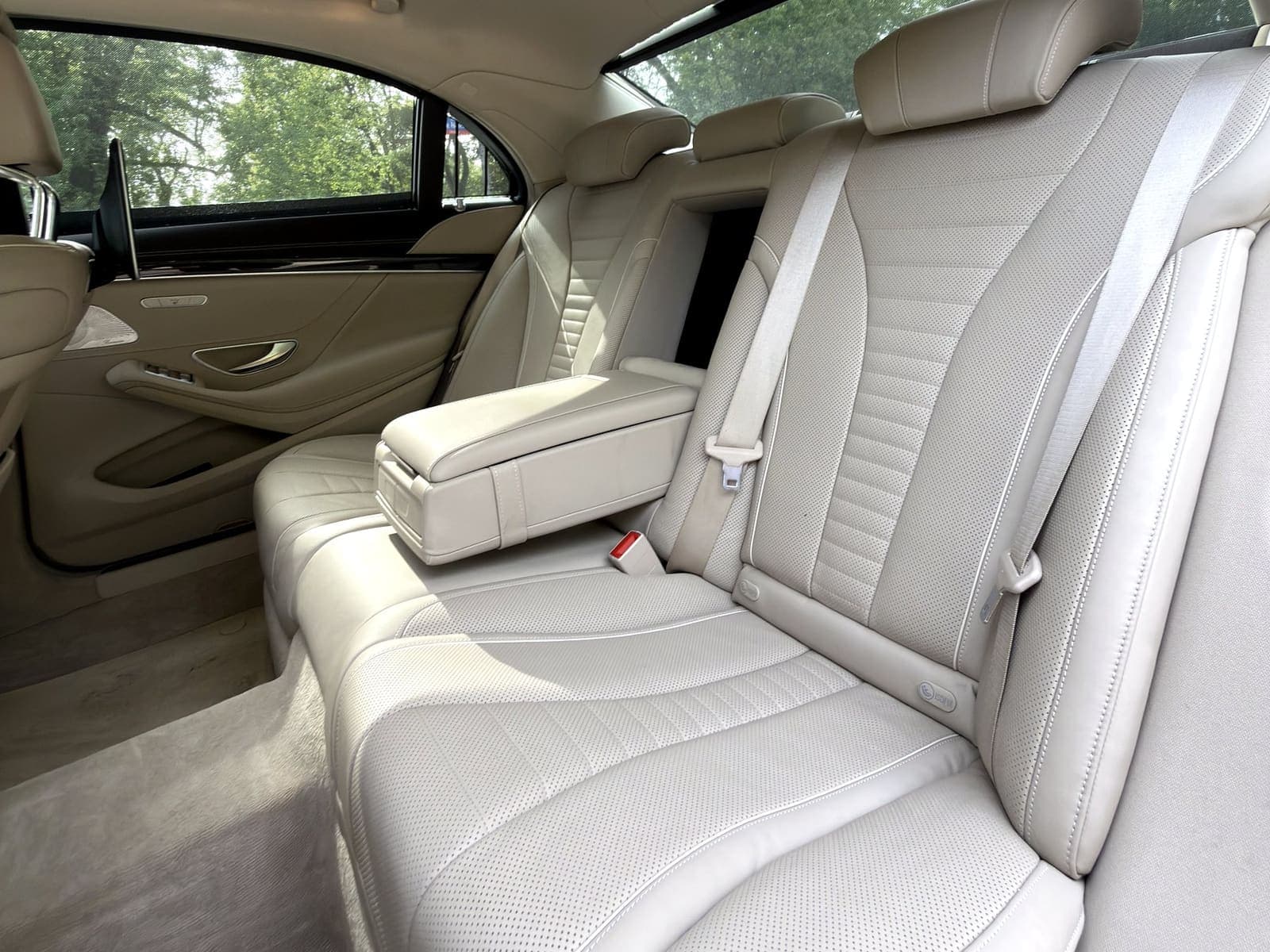 Wnętrze Mercedes-Benz S-Klasa dla pary młodej