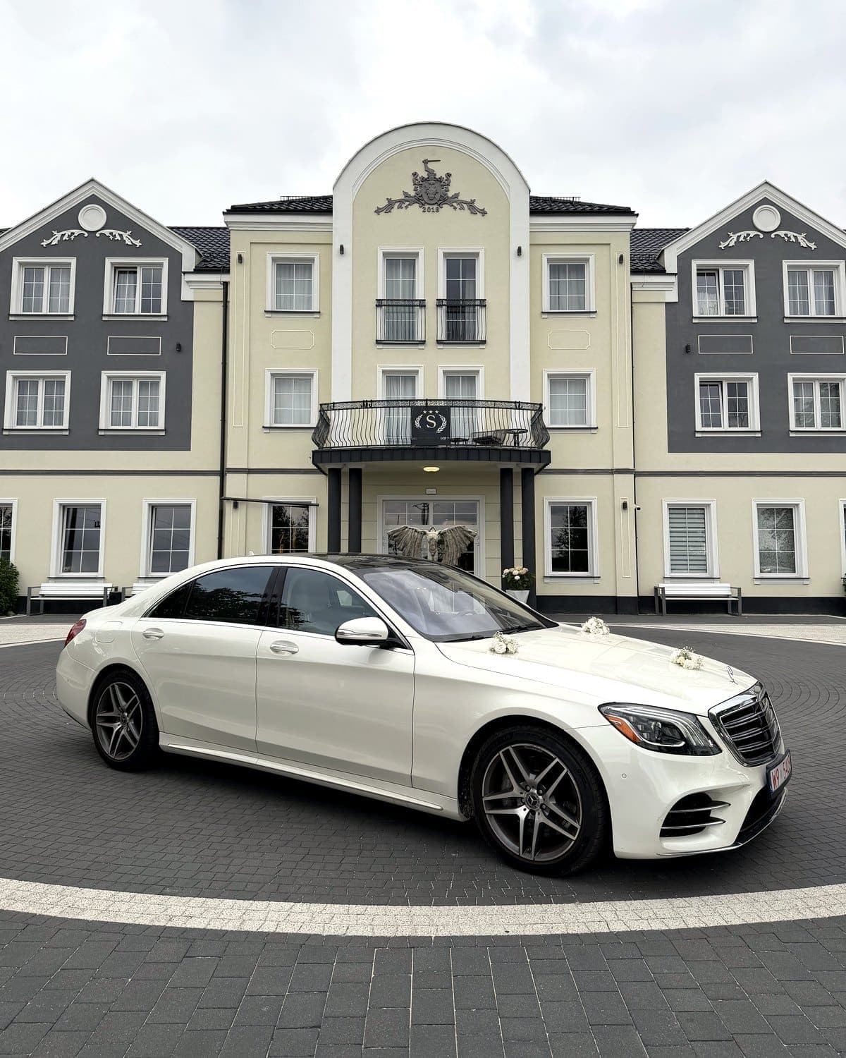 Biały Mercedes-Benz S-Klasa gotowy na przejazd ślubny